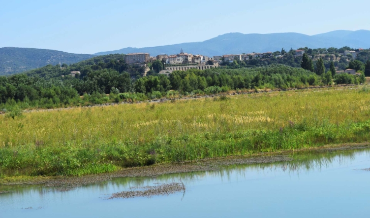 Balade de la Roque d'Anthéron - Le village de Lauris depuis le sentier (Crédits : Léa Charbonnier)