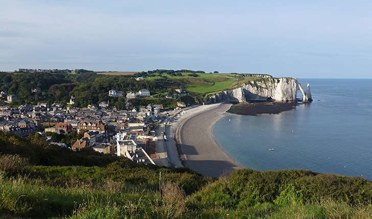 Etretat (Crédits: ThruTheseLines - flickr)