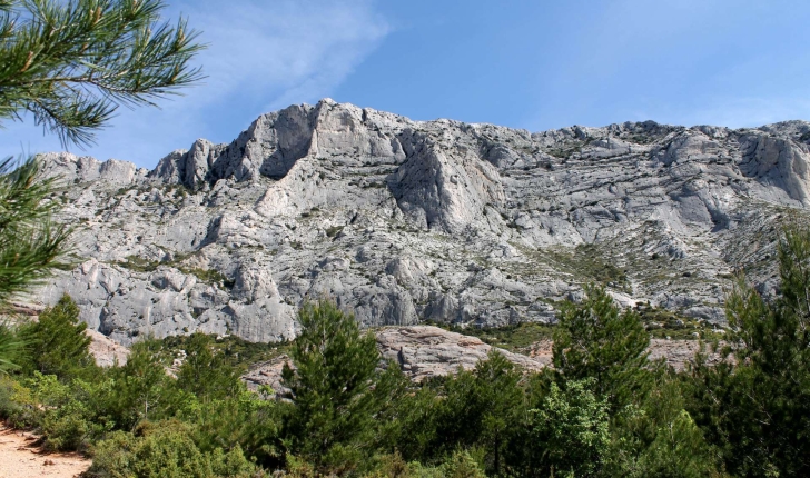 Face sud de la Montagne Sainte-Victoire (Crédits : Léa Charbonnier)