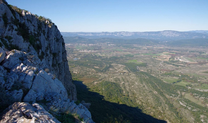 Balade au Pic Saint-Loup : panorama au sommet, en direction des Cévennes © Mathilde Poussin