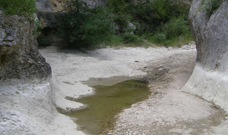 Le fond des gorges en période d'étiage le lit presque à sec (Crédits: Elian Gossiome)